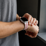 Apple Watch 42-49mm | Apple Watch (42/44/SE/45/46/49mm) - 4Run™ Silikone Løbe Sportsrem - Rose/Hvid - DELUXECOVERS.DK